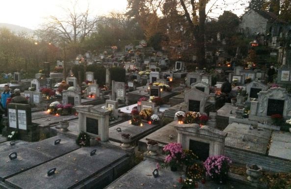 Halottak napja: virágba és gyertyafénybe borulnak a háromszéki temetők